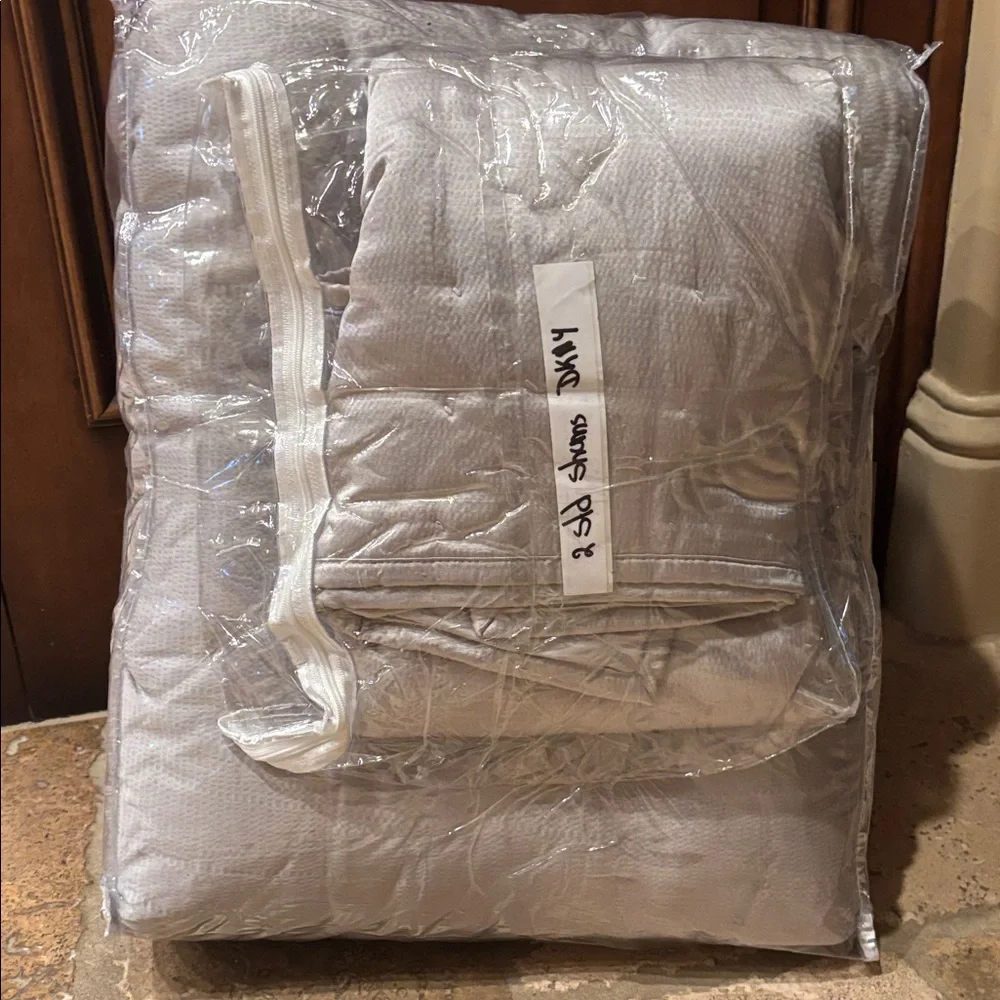 NWOT Donna Karan Hammered Quilt & Shams Set in Platinum